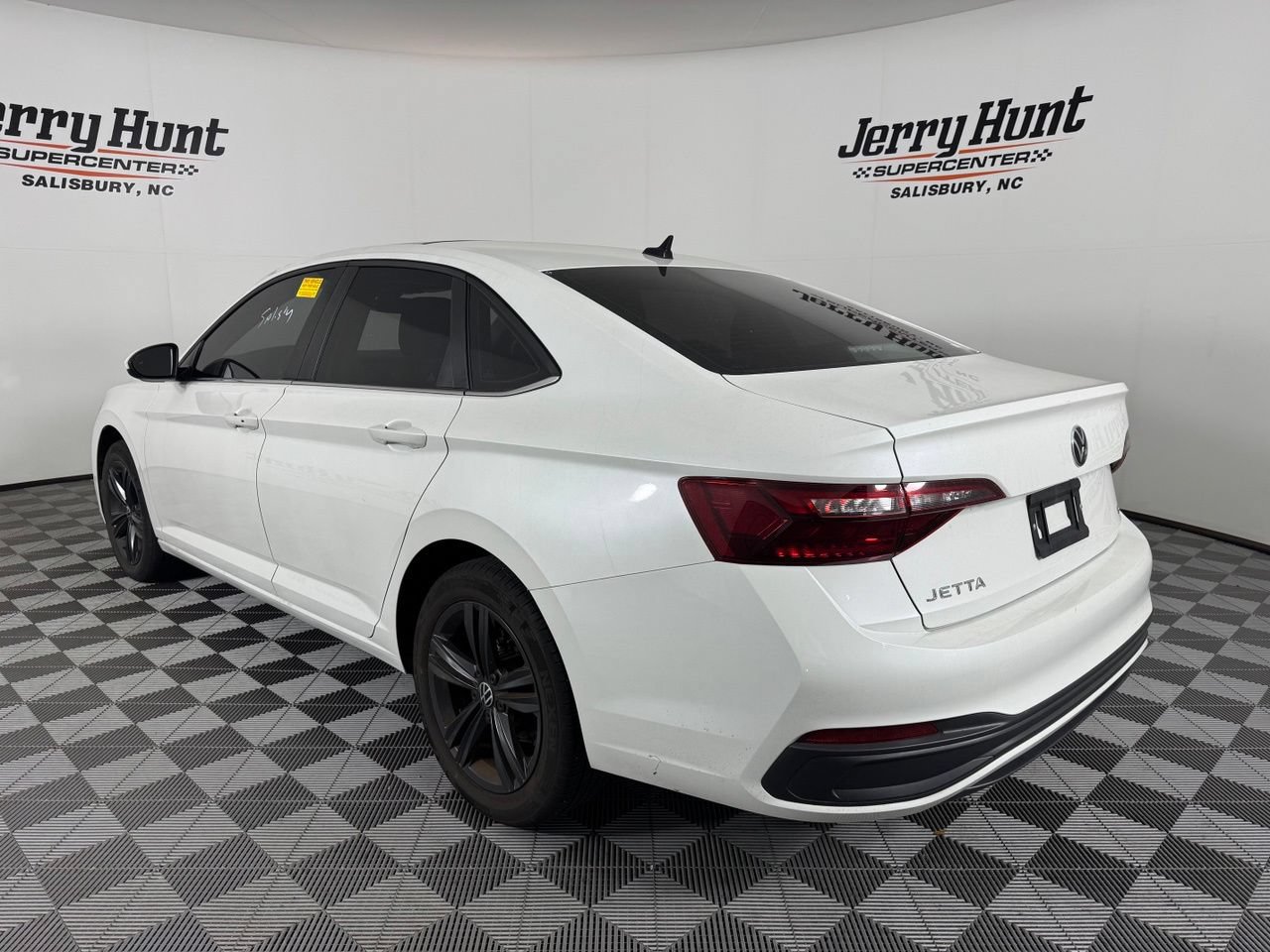 Used 2023 Volkswagen Jetta SE w/ Panoramic Sunroof Package FWD image 9