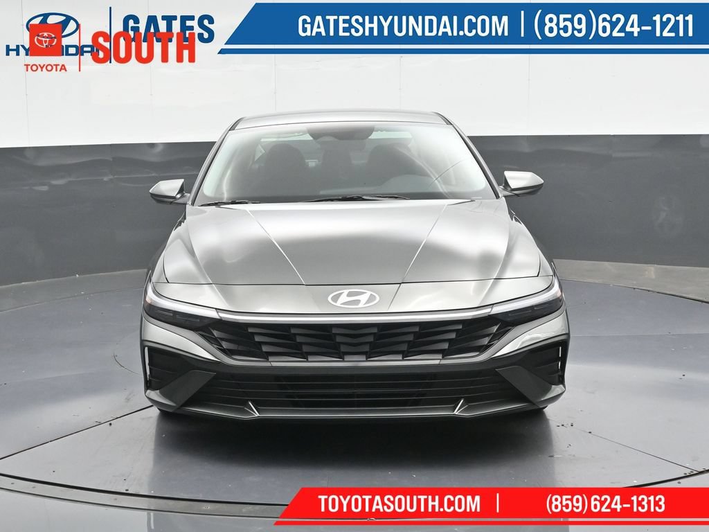 Used 2025 Hyundai Elantra SE FWD image 5