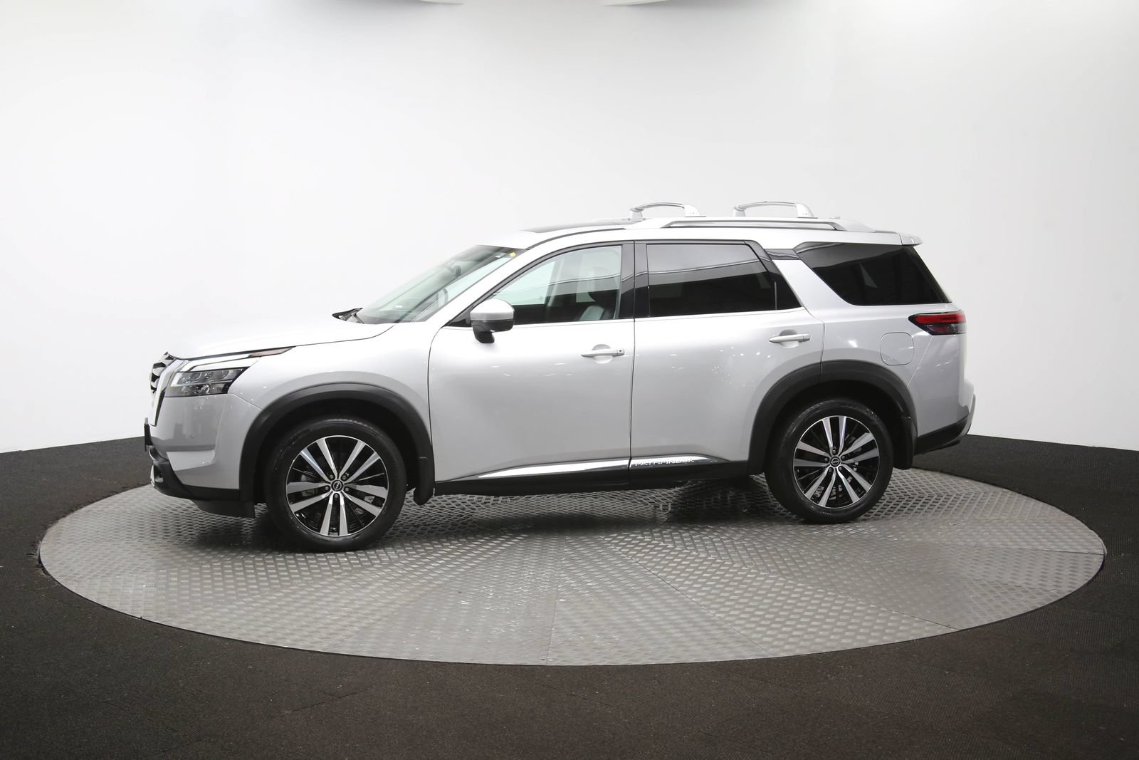 Used 2023 Nissan Pathfinder Platinum AWD/4WD image 56