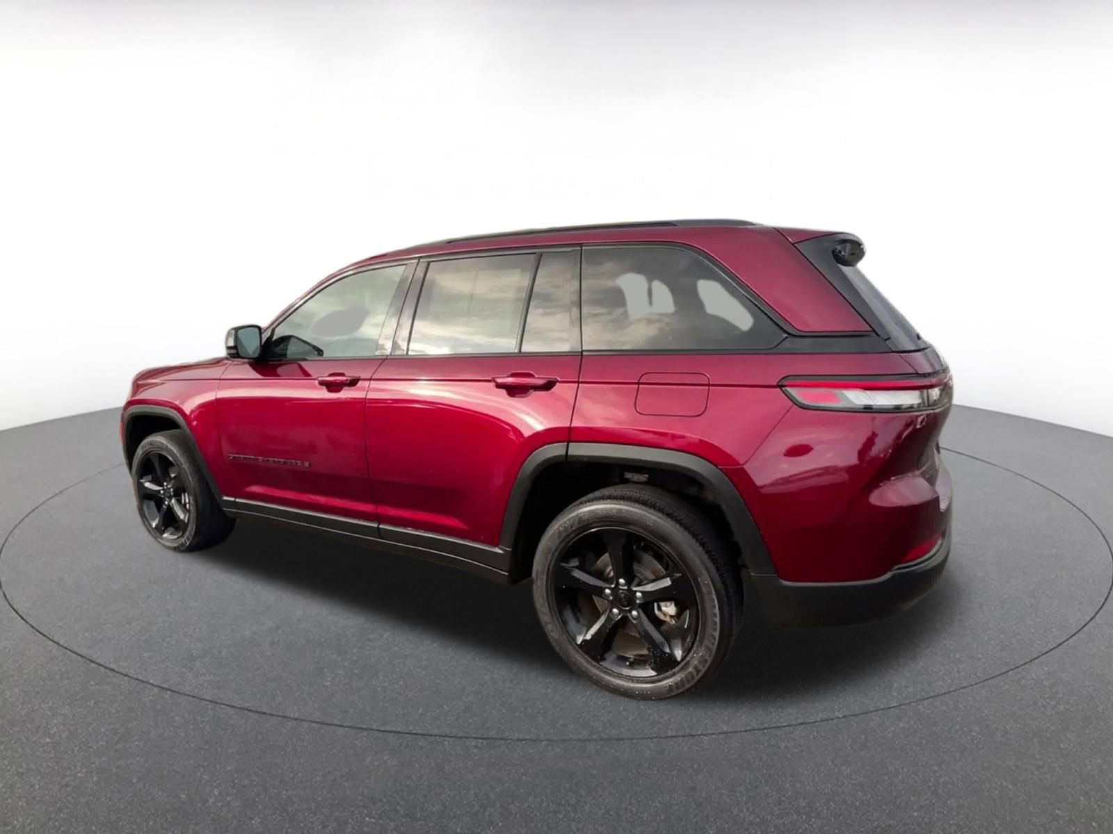 Used 2023 Jeep Grand Cherokee Altitude image 9