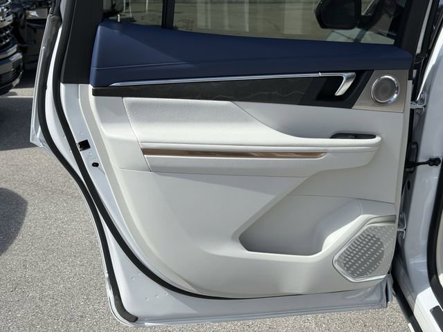 Used 2025 Buick Enclave Avenir image 6