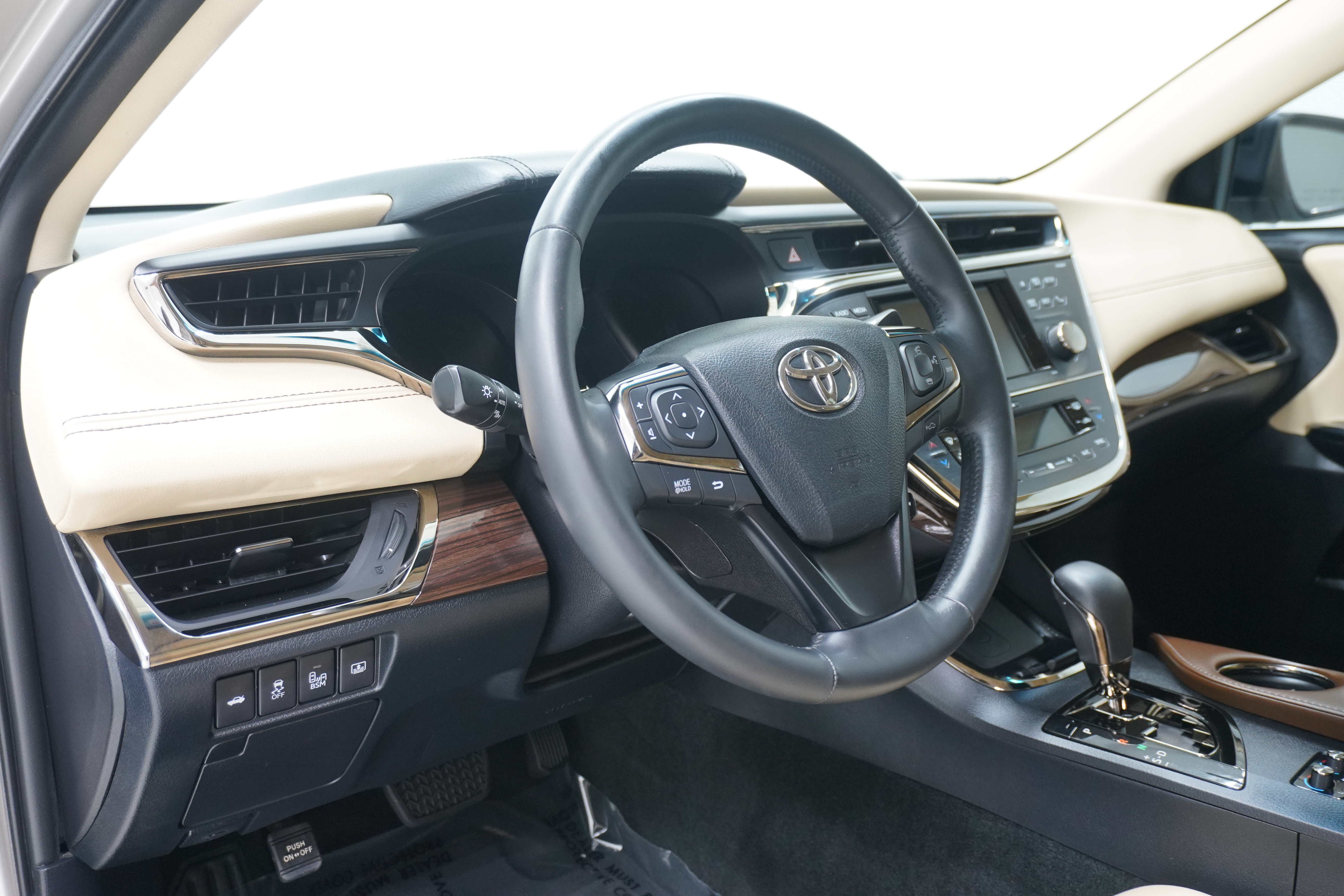Used 2013 Toyota Avalon Limited w/ Technology Pkg FWD image 10