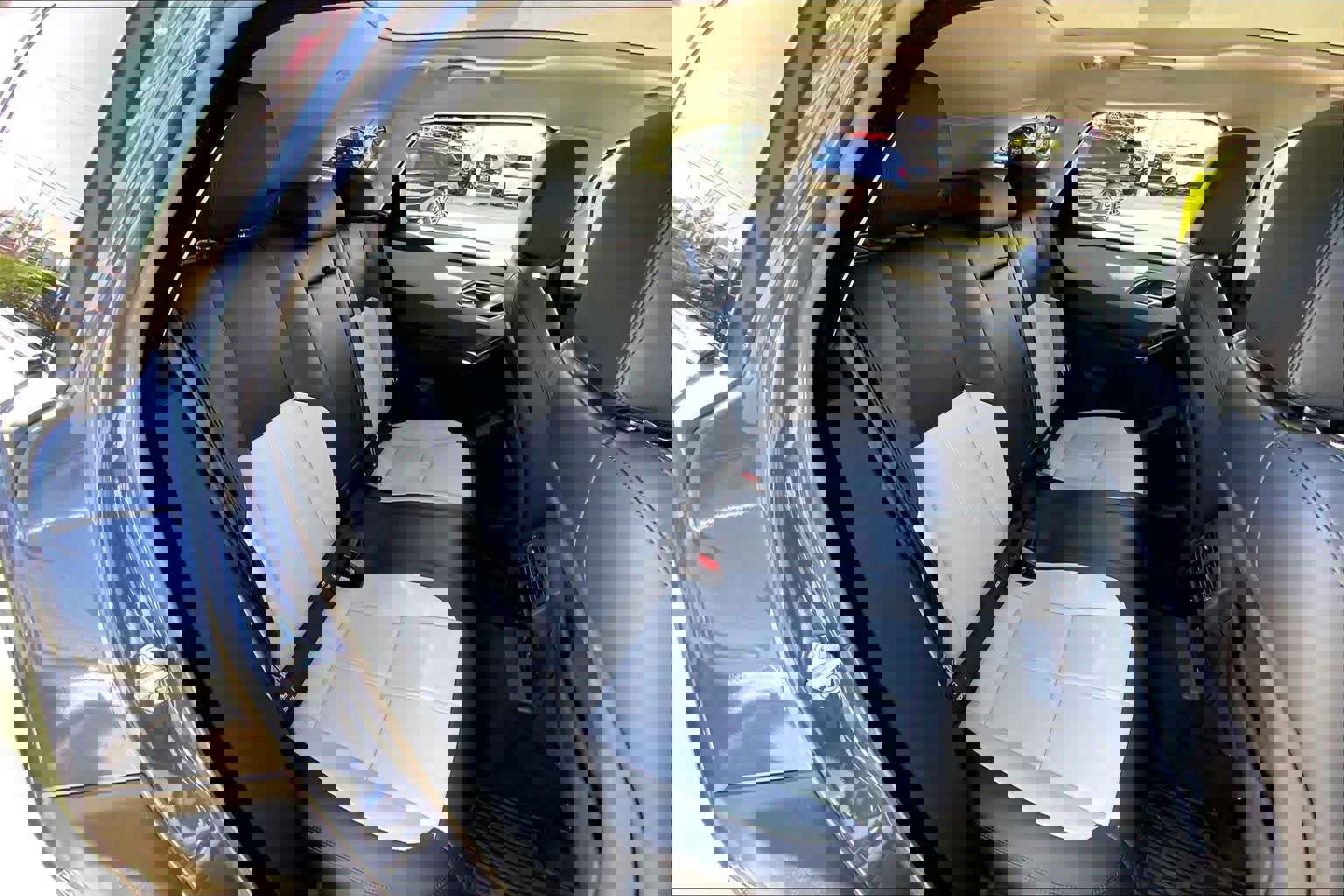 Used 2025 Land Rover Range Rover Velar Dynamic SE image 18