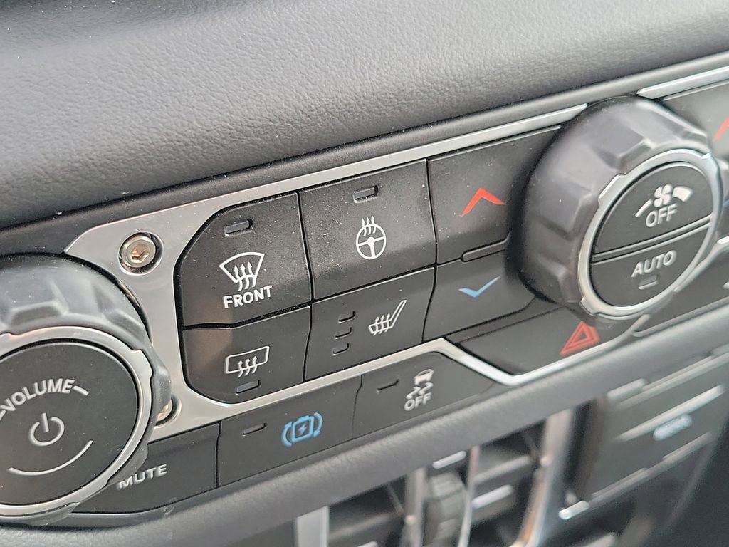 Used 2025 Jeep Wrangler Unlimited Sahara image 9