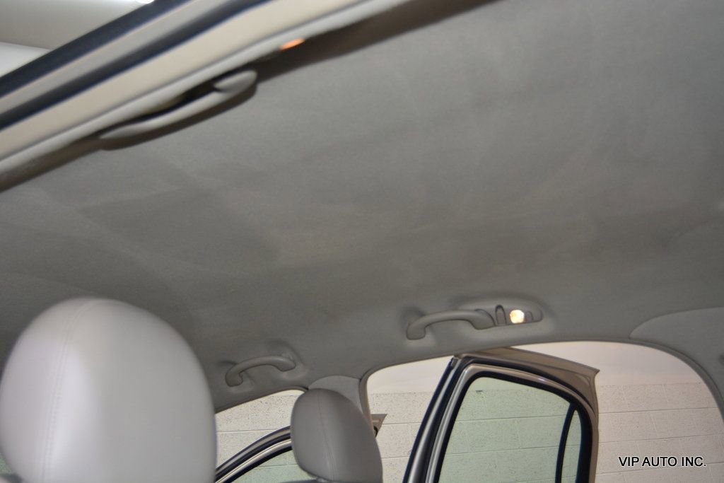 Used 2010 Lincoln Town Car Signature Limited image 22