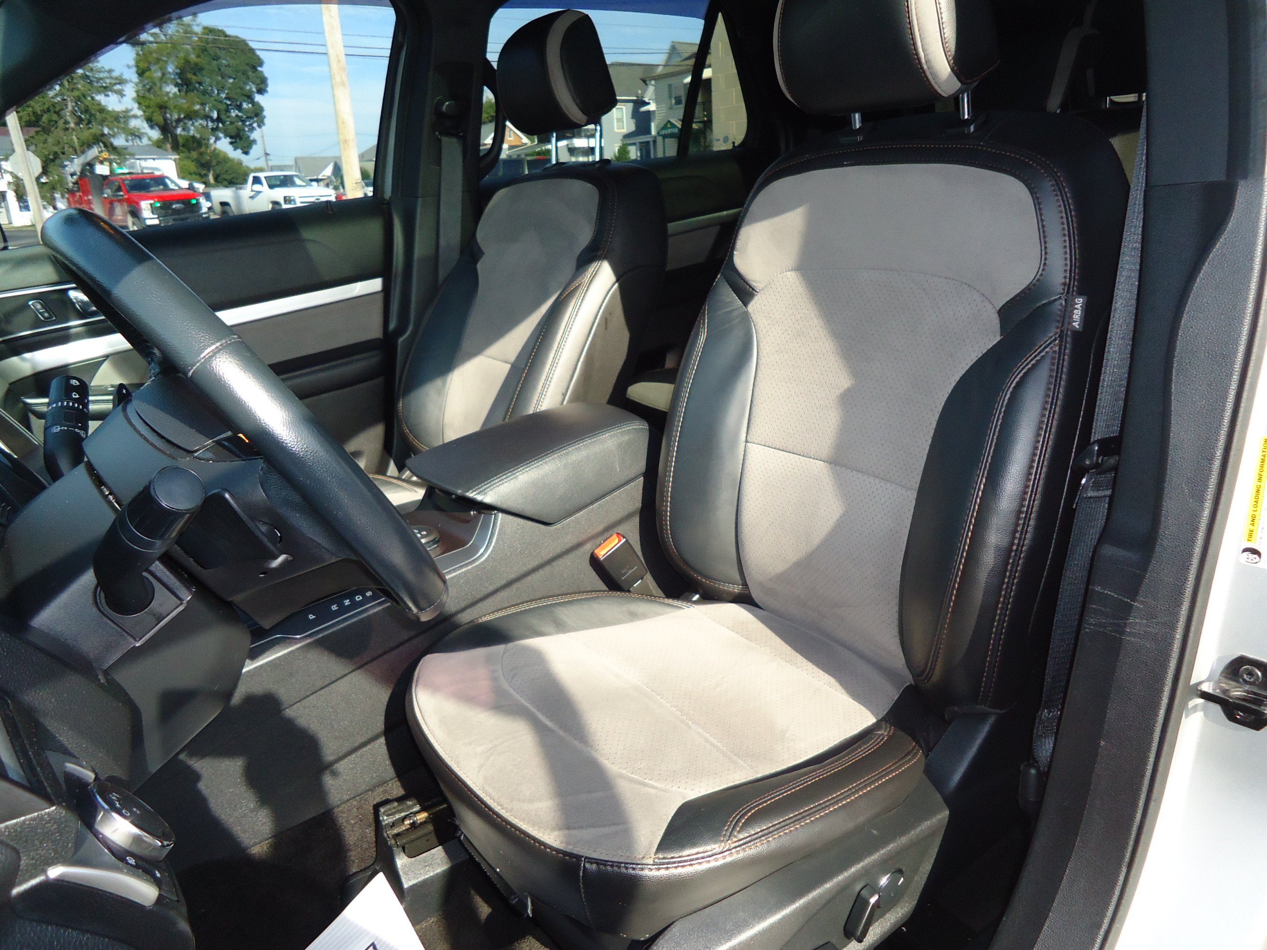 Used 2017 Ford Explorer XLT w/ Equipment Group 202A AWD/4WD image 22