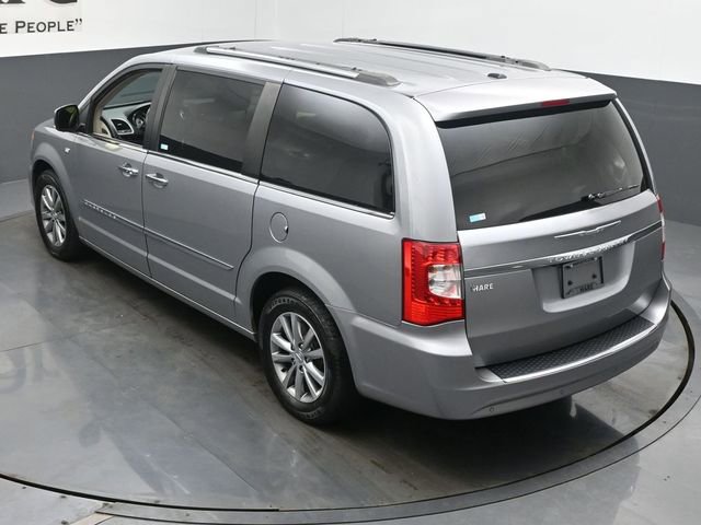 Used 2014 Chrysler Town & Country Touring-L image 41