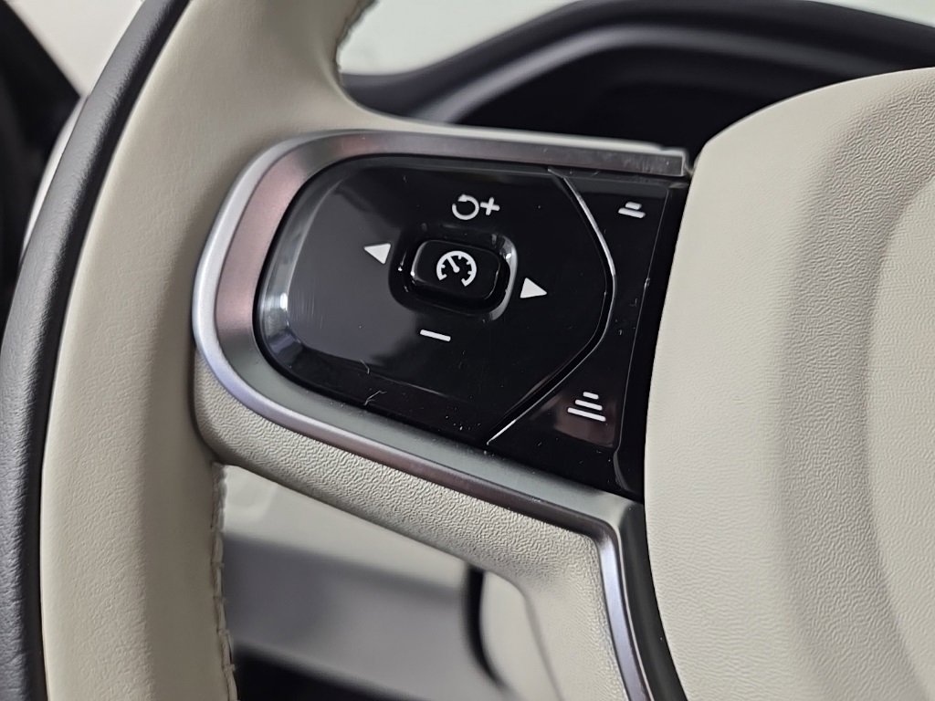 Certified 2025 Volvo XC60 T8 Plus w/ Protection Package Premier image 29