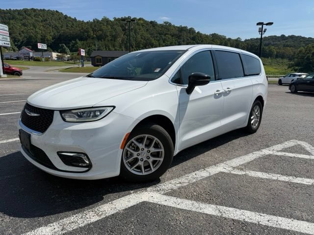 Used 2025 Chrysler Pacifica Select FWD image 1