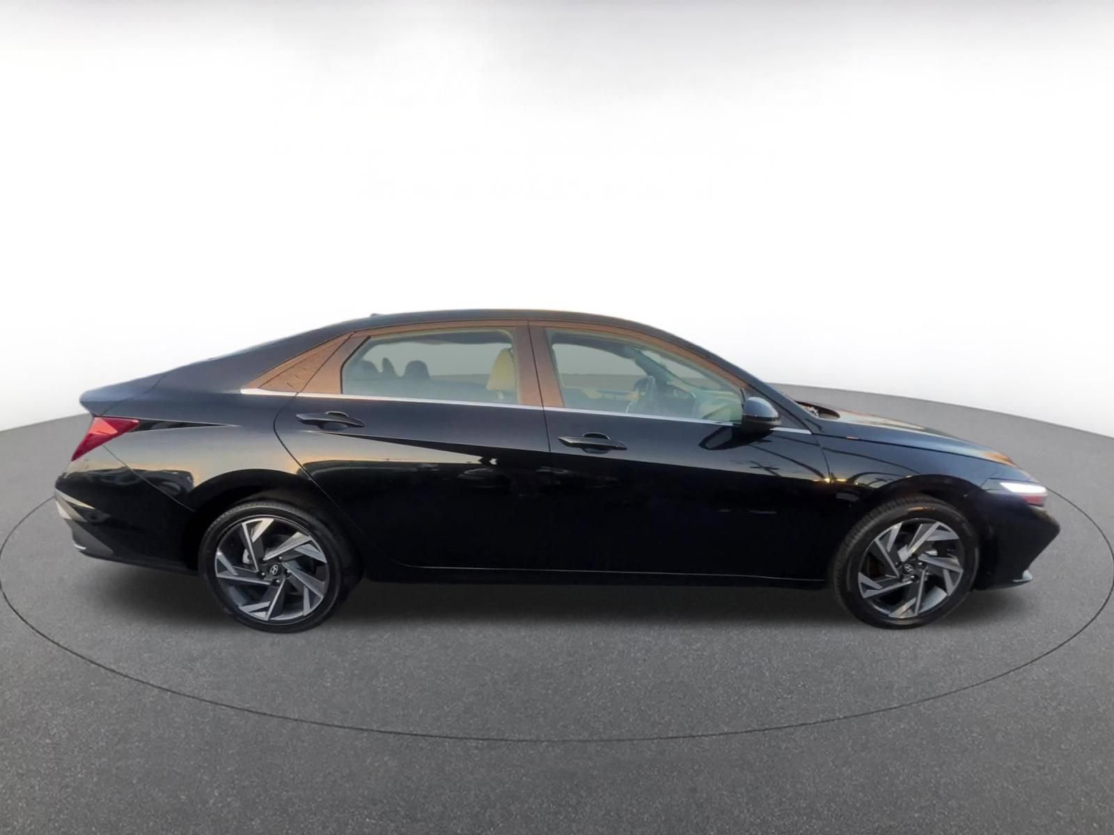 Used 2025 Hyundai Elantra SEL image 16