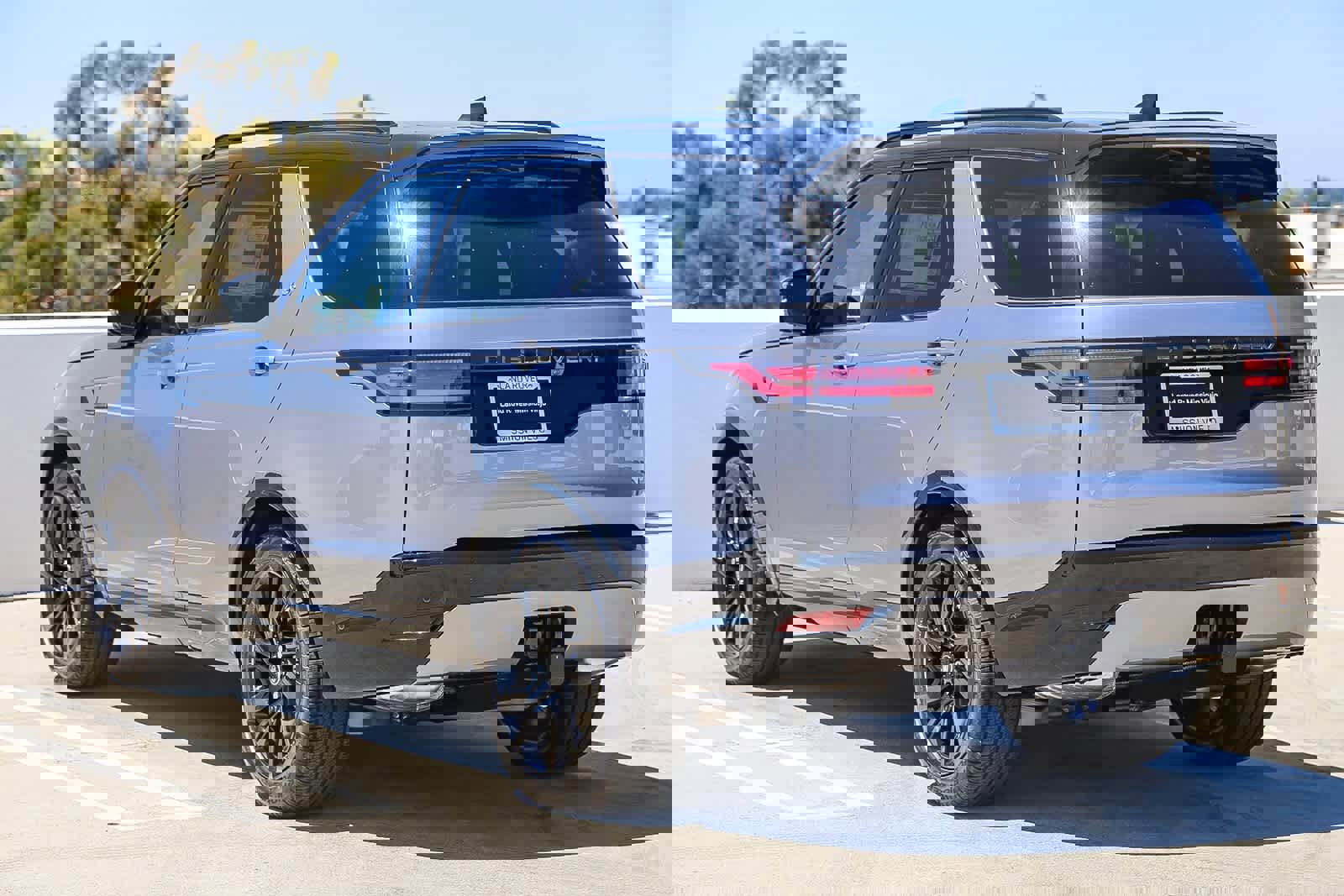 New 2025 Land Rover Discovery Dynamic SE image 6