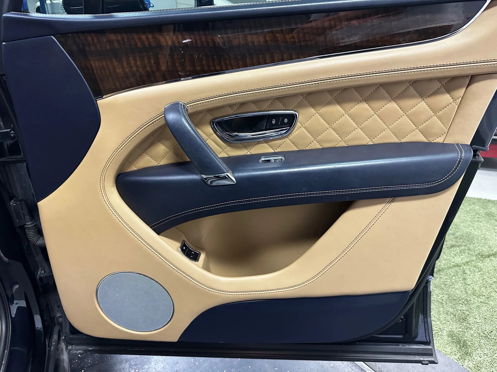 Used 2017 Bentley Bentayga image 26