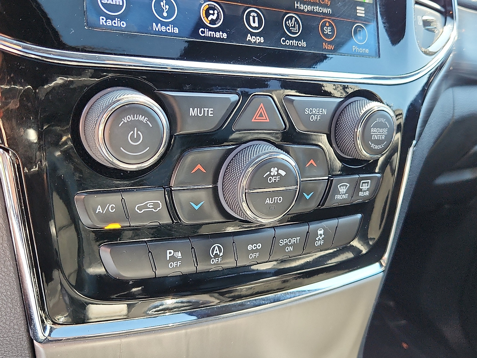 Used 2019 Jeep Grand Cherokee Altitude AWD/4WD image 16