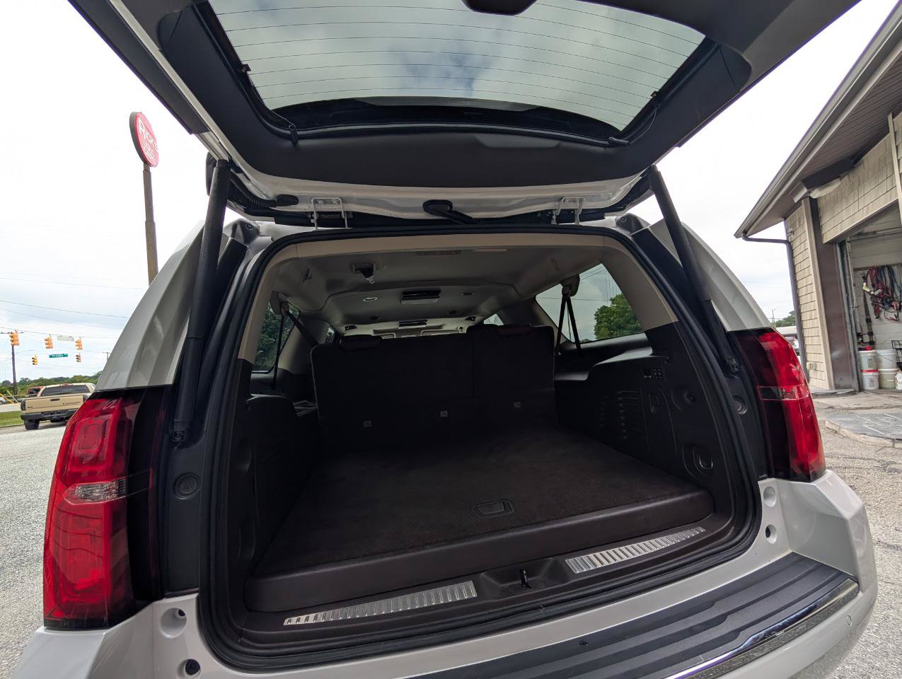 Used 2020 Chevrolet Suburban Premier w/ Premier 6.2L Value Package AWD/4WD image 27