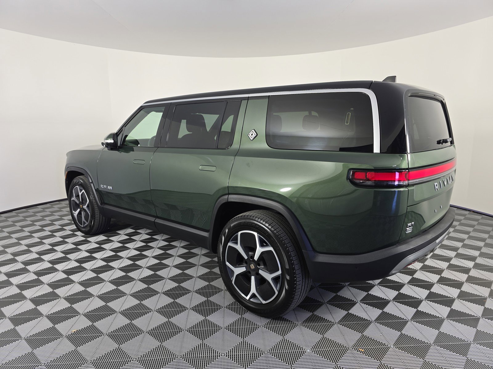 Used 2024 Rivian R1S Adventure image 3