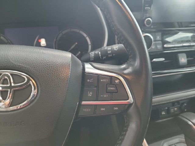 Used 2021 Toyota Highlander XLE FWD image 17