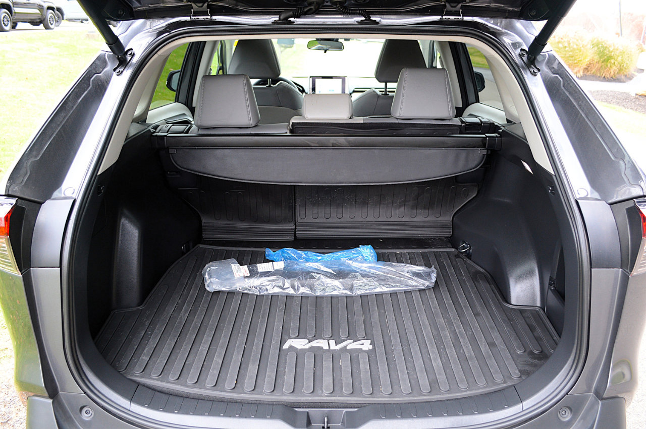 Used 2025 Toyota RAV4 XLE Premium image 15