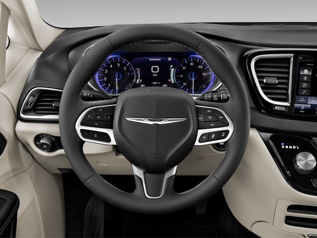 Used 2025 Chrysler Pacifica Limited FWD image 8
