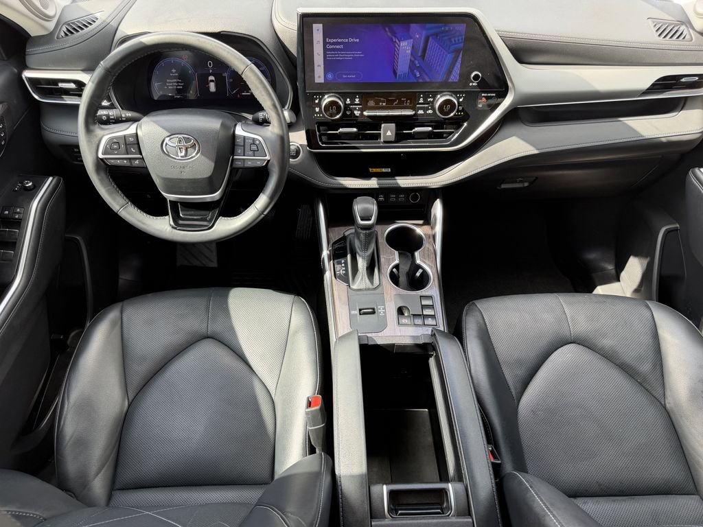 Used 2024 Toyota Highlander Platinum FWD image 13