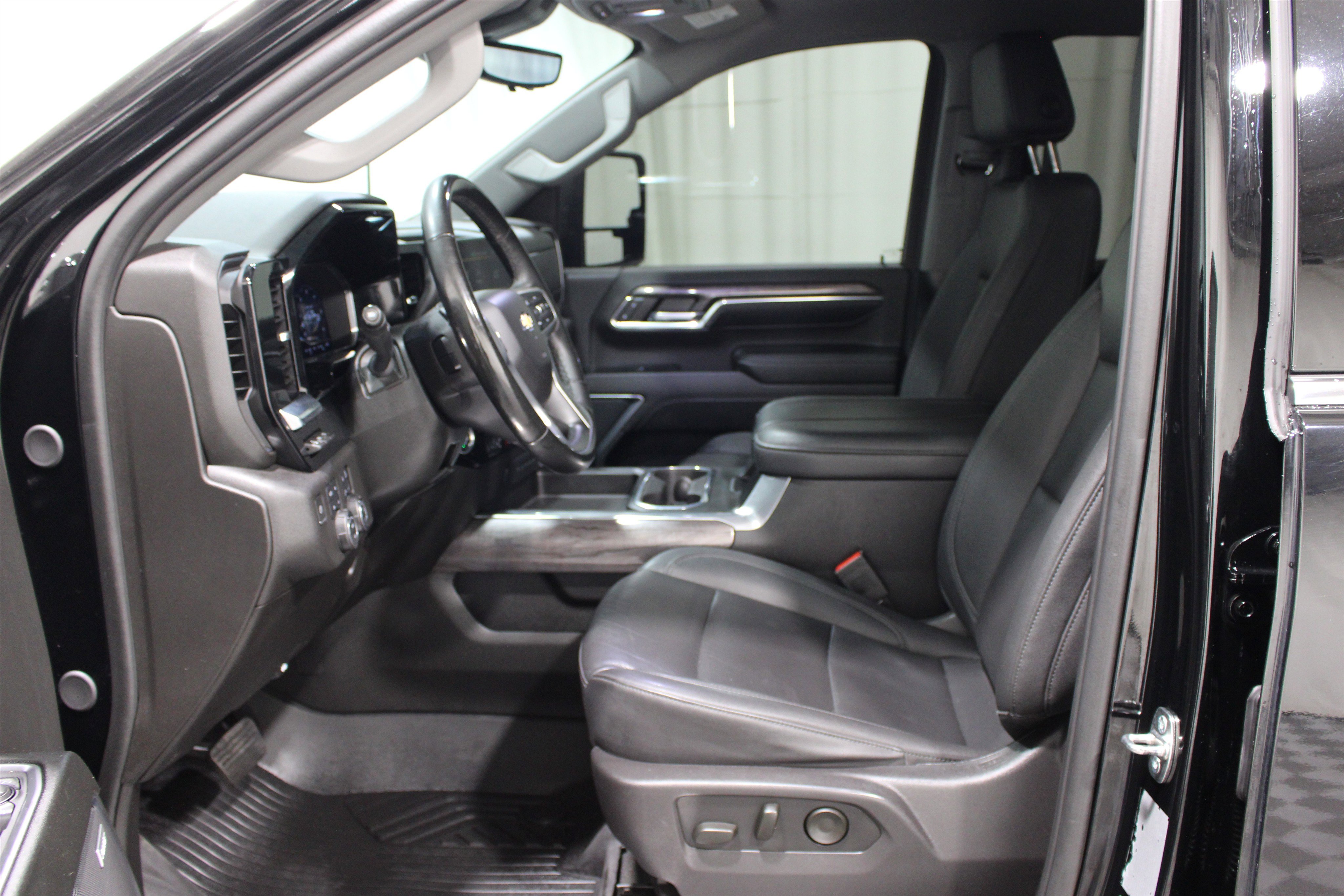 Used 2024 Chevrolet Silverado 2500 LTZ w/ LTZ Plus Package AWD/4WD image 3