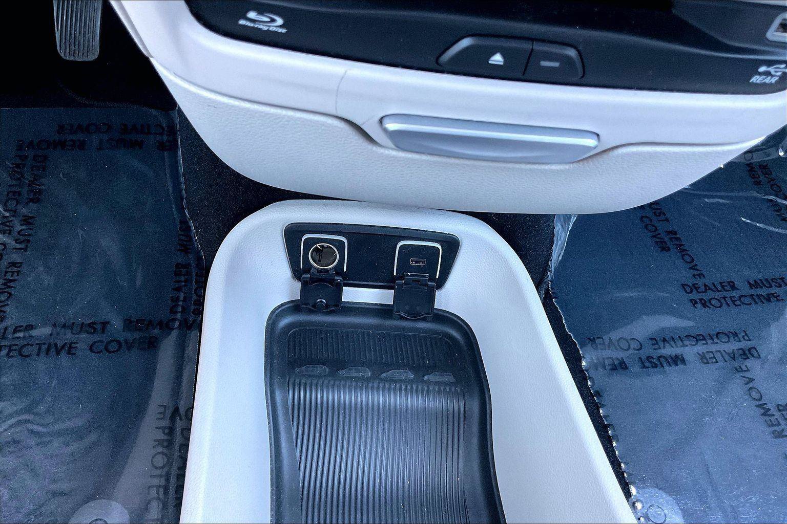 Used 2017 Chrysler Pacifica Touring-L Plus w/ Tire & Wheel Group FWD image 33