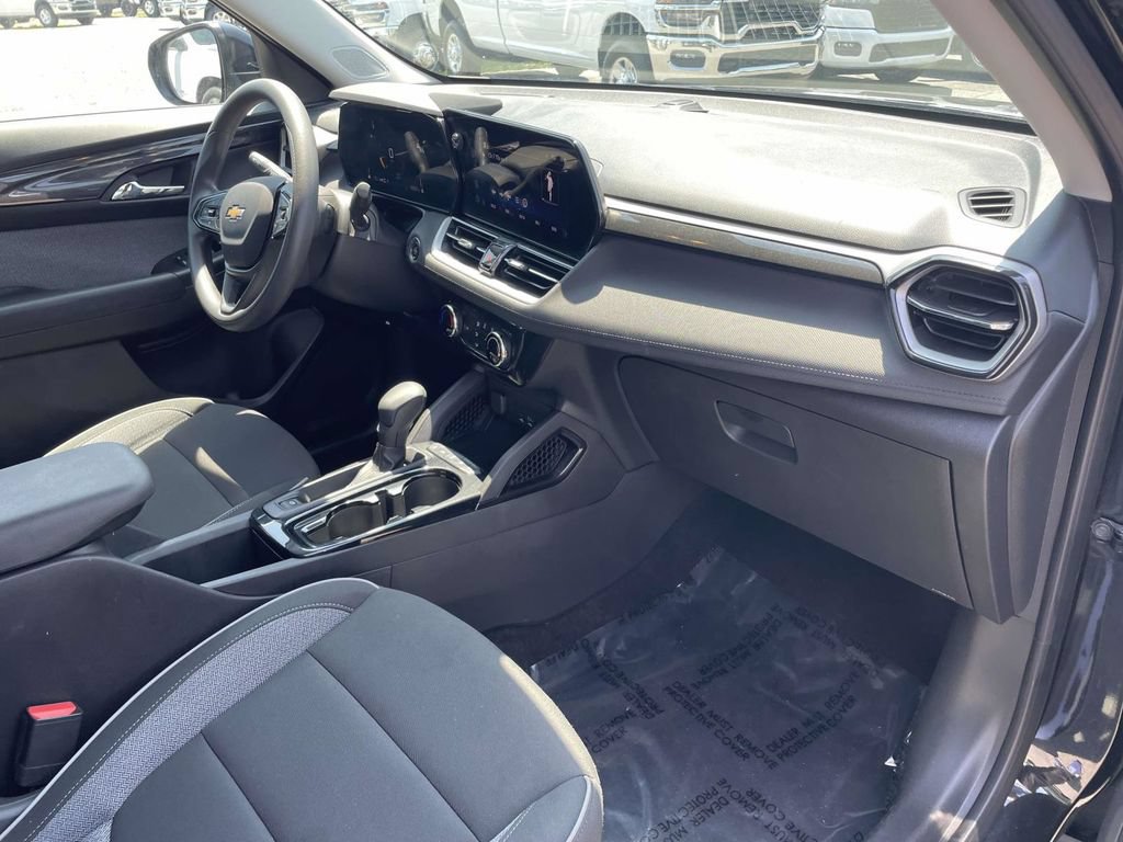 Used 2025 Chevrolet TrailBlazer LT AWD/4WD image 14