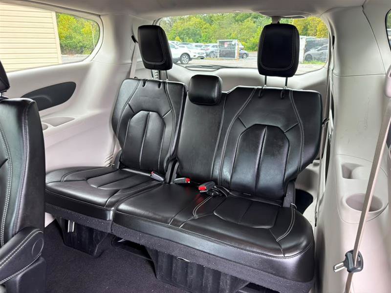 Used 2024 Chrysler Pacifica Touring-L FWD image 21