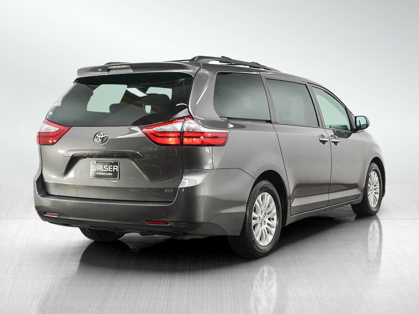 Used 2016 Toyota Sienna XLE FWD image 5