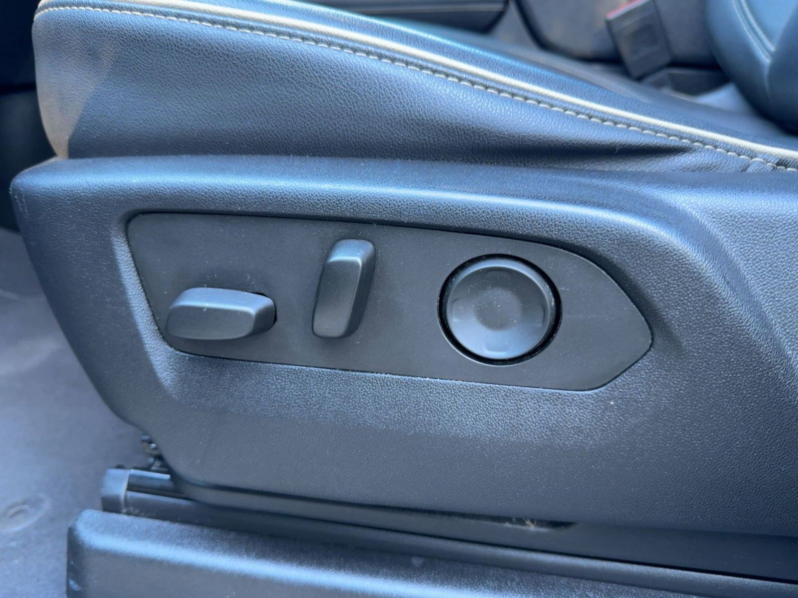 Used 2022 GMC Yukon SLT w/ SLT Premium Package image 12