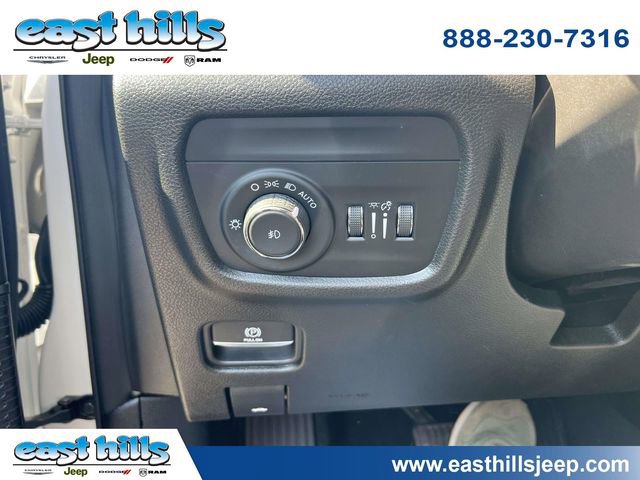 Used 2023 Jeep Grand Cherokee Limited w/ Black Appearance Package image 25