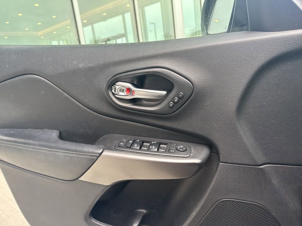 Used 2019 Jeep Cherokee Limited image 15