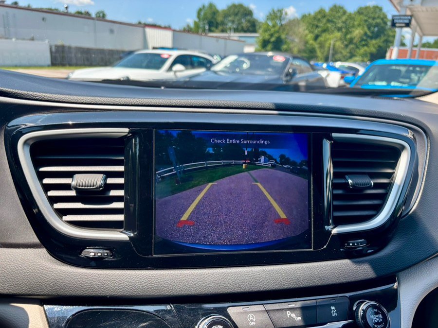 Used 2020 Chrysler Pacifica Touring-L Plus FWD image 24