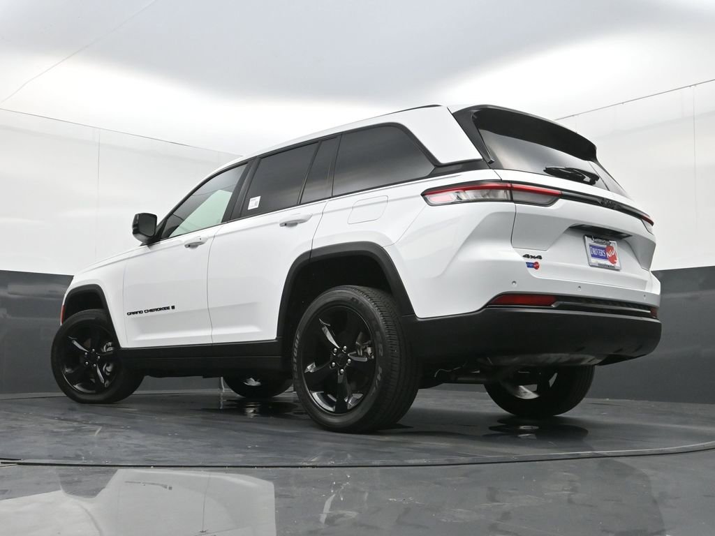 Used 2023 Jeep Grand Cherokee Altitude AWD/4WD image 31