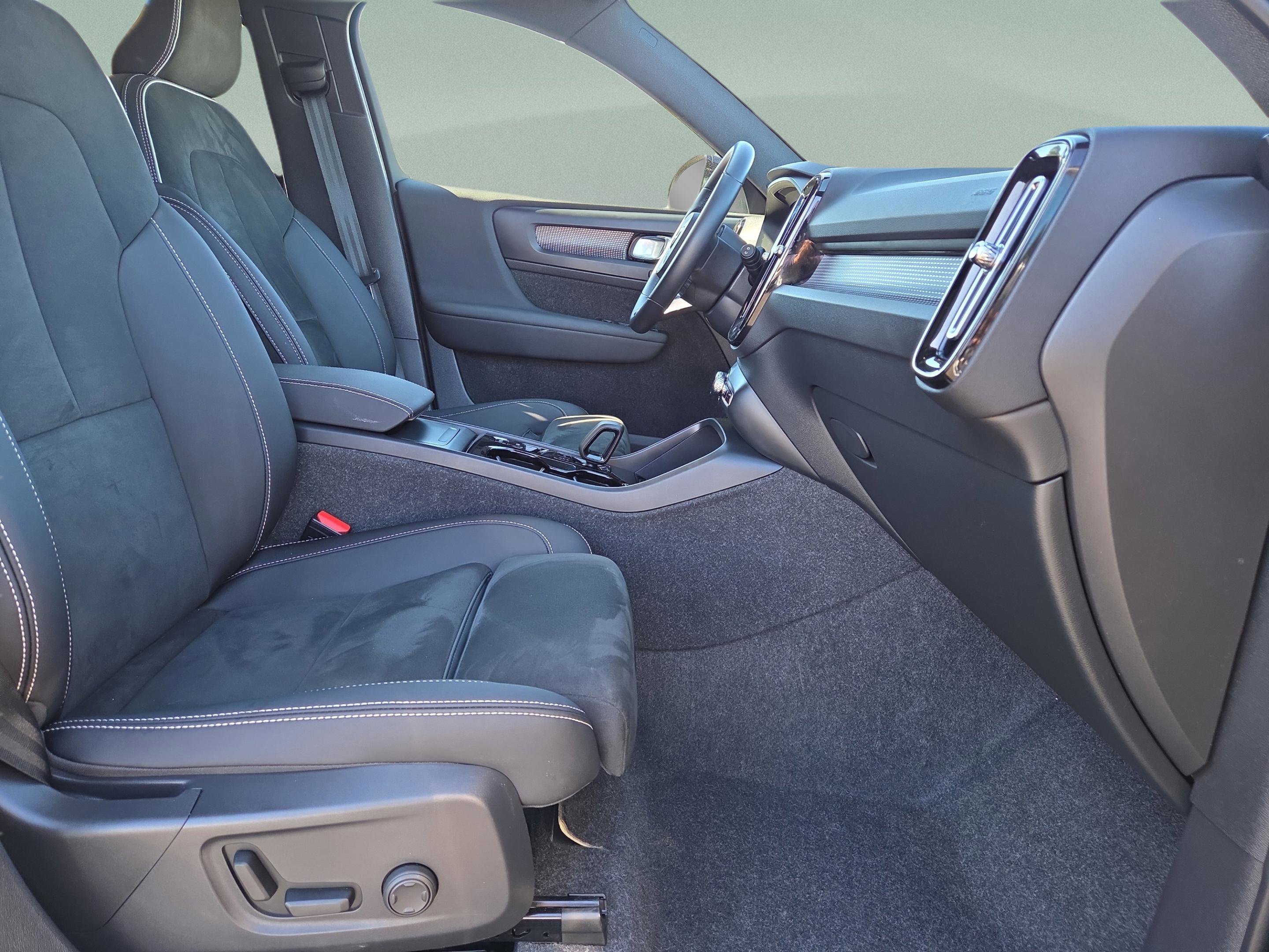 Used 2025 Volvo XC40 B5 Plus image 37