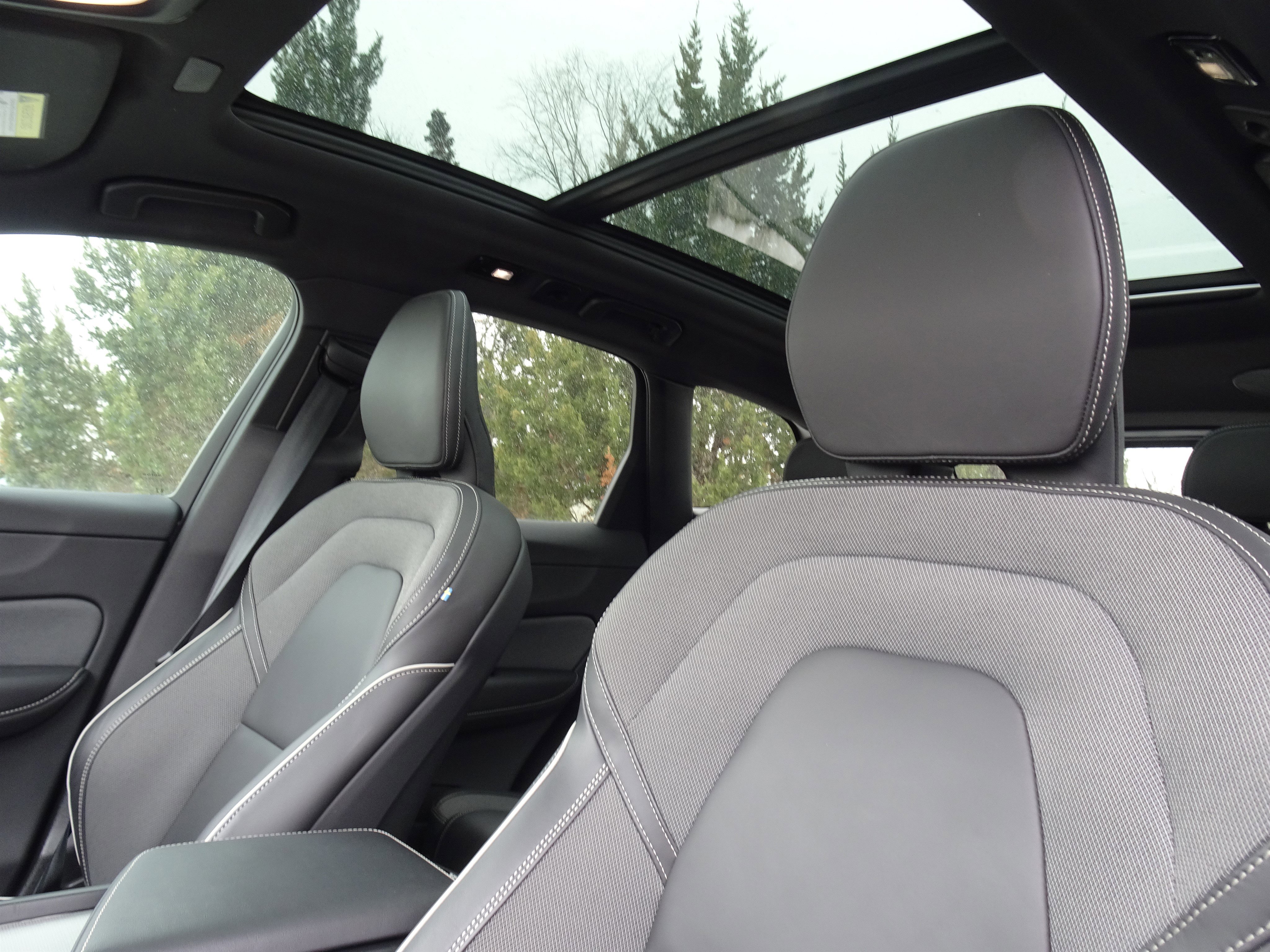 Used 2022 Volvo XC60 B6 R-Design w/ Advanced Package image 14