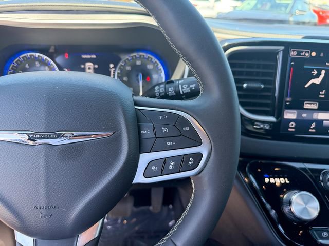 Used 2025 Chrysler Pacifica Select FWD image 17