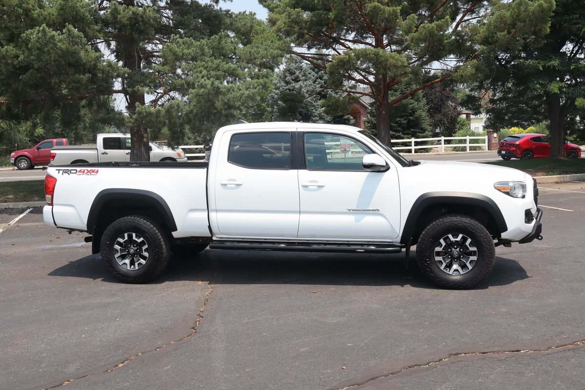 Used 2017 Toyota Tacoma TRD Off-Road w/ Premium & Technology Package AWD/4WD image 3