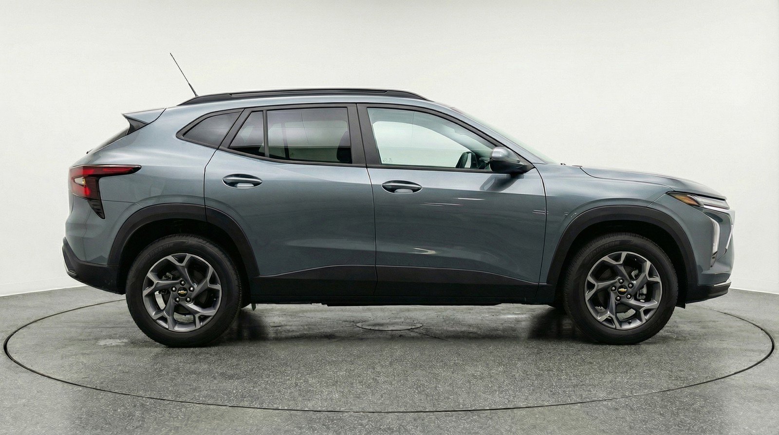 Used 2025 Chevrolet Trax LT FWD image 11