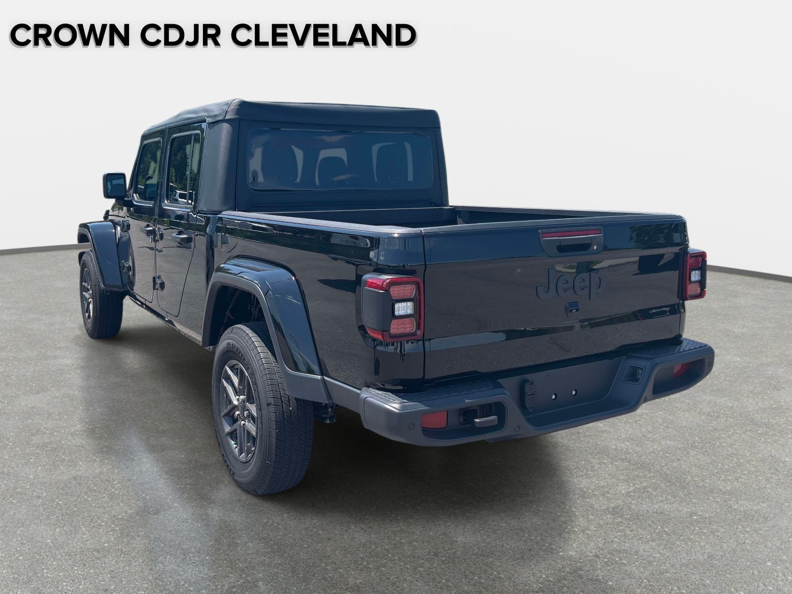 Used 2025 Jeep Gladiator Sport AWD/4WD image 3