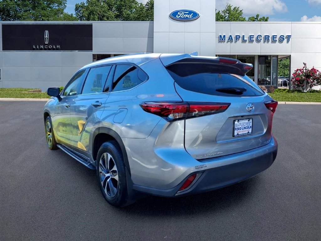 Used 2023 Toyota Highlander XLE AWD/4WD image 3