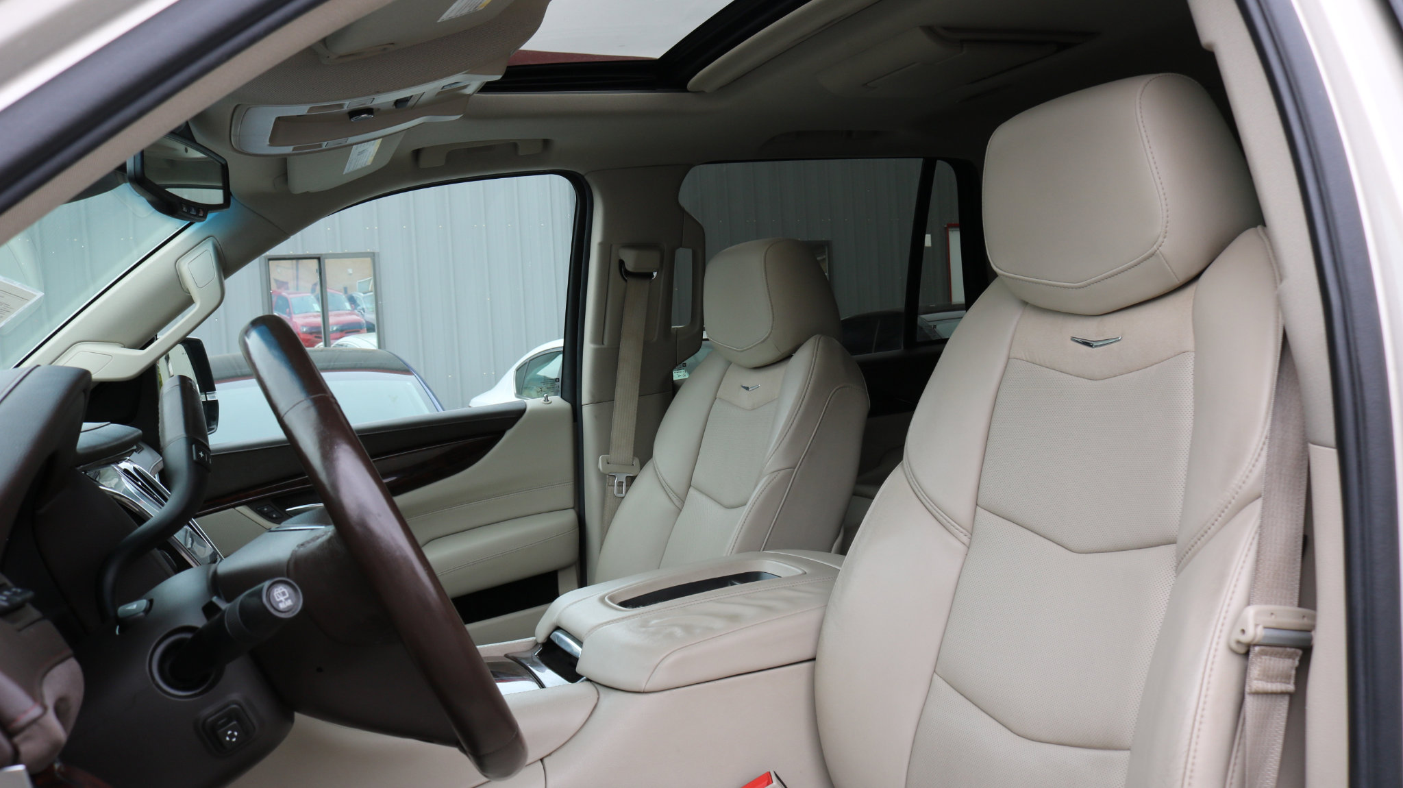 Used 2015 Cadillac Escalade Luxury image 12