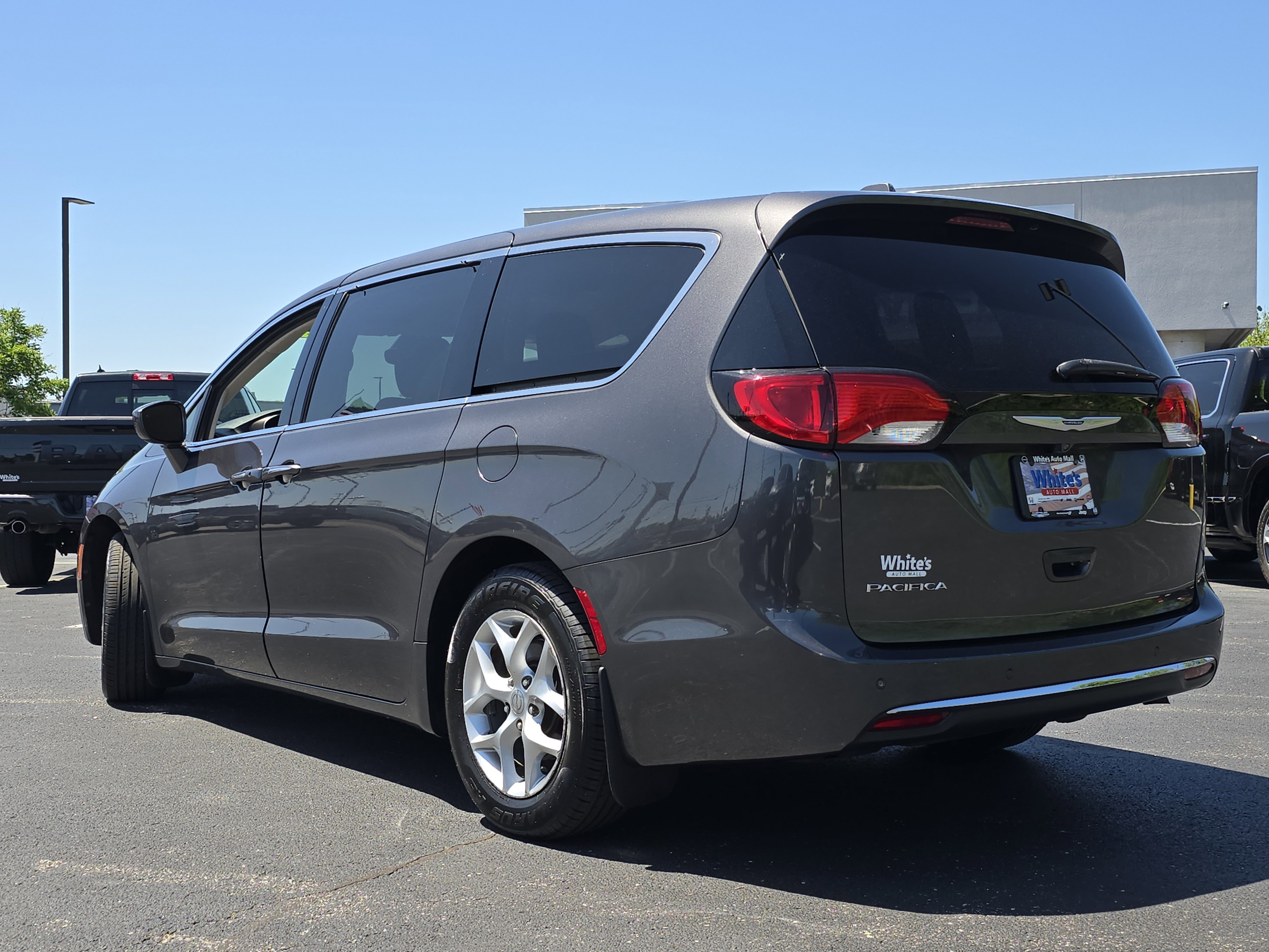 Used 2019 Chrysler Pacifica Touring Plus w/ Tire & Wheel Group FWD image 17