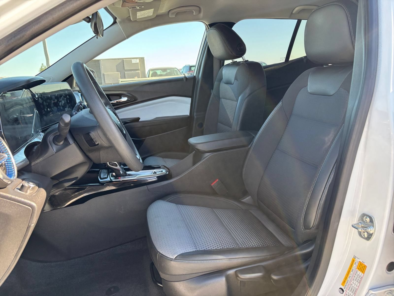 Used 2025 Chevrolet Trax LT FWD image 25