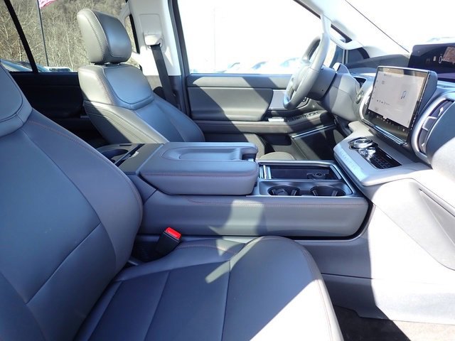 Used 2025 Ford Expedition Active image 11