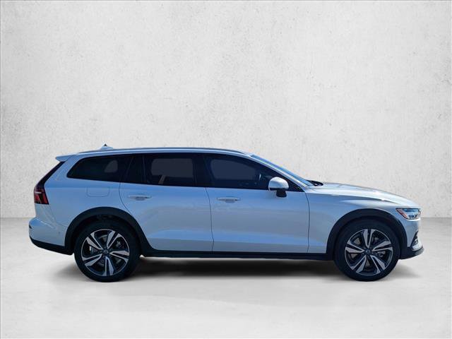 Used 2023 Volvo V60 B5 Cross Country Plus image 4