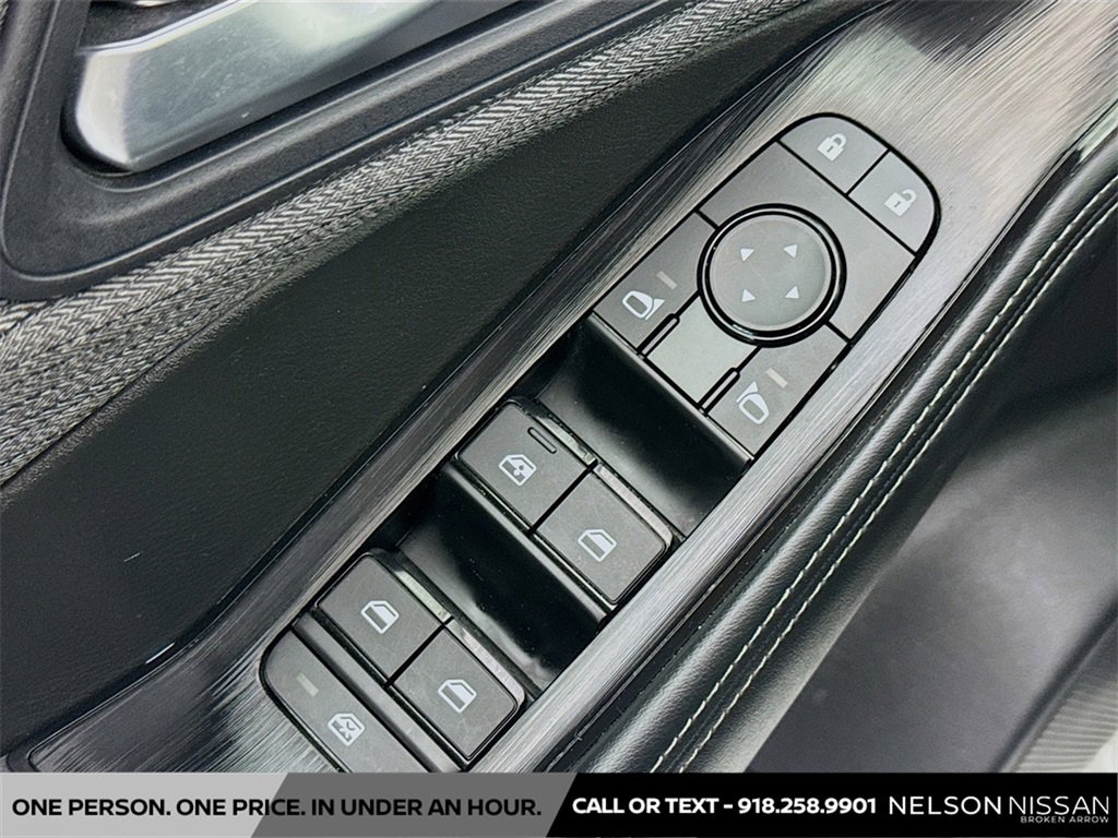 Used 2023 Nissan Rogue SV image 17