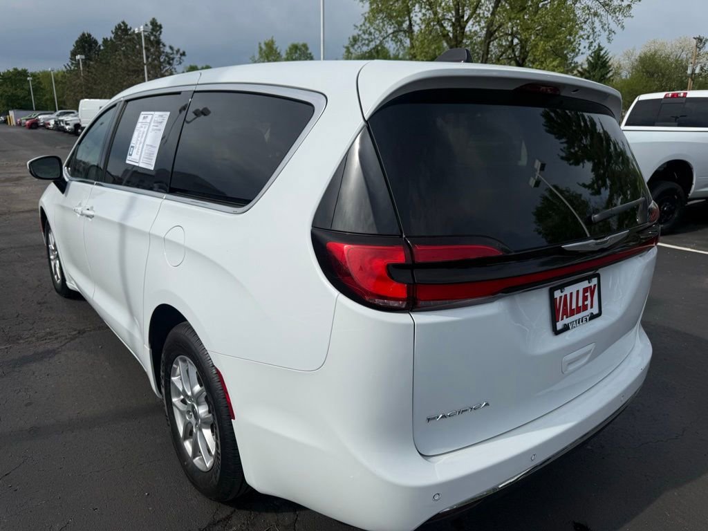 Used 2023 Chrysler Pacifica Touring-L FWD image 5