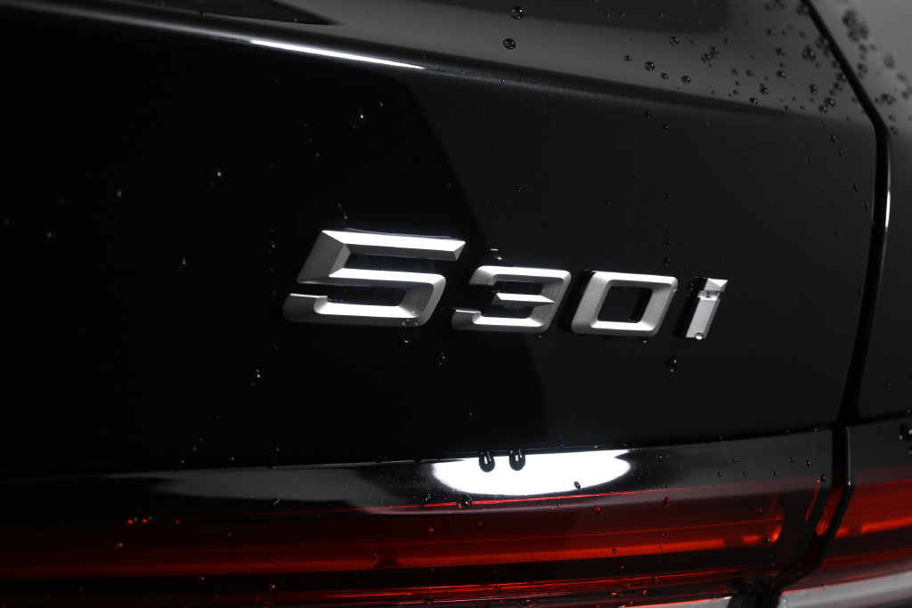 Used 2026 BMW 530i xDrive w/ M Sport Package AWD/4WD image 39
