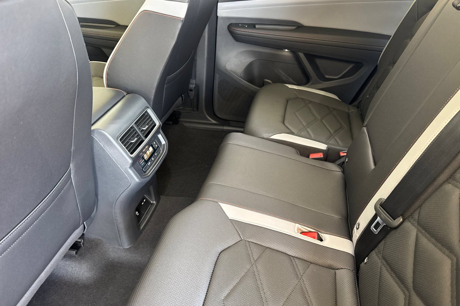 New 2025 Volkswagen Atlas Peak Edition SE AWD/4WD image 12
