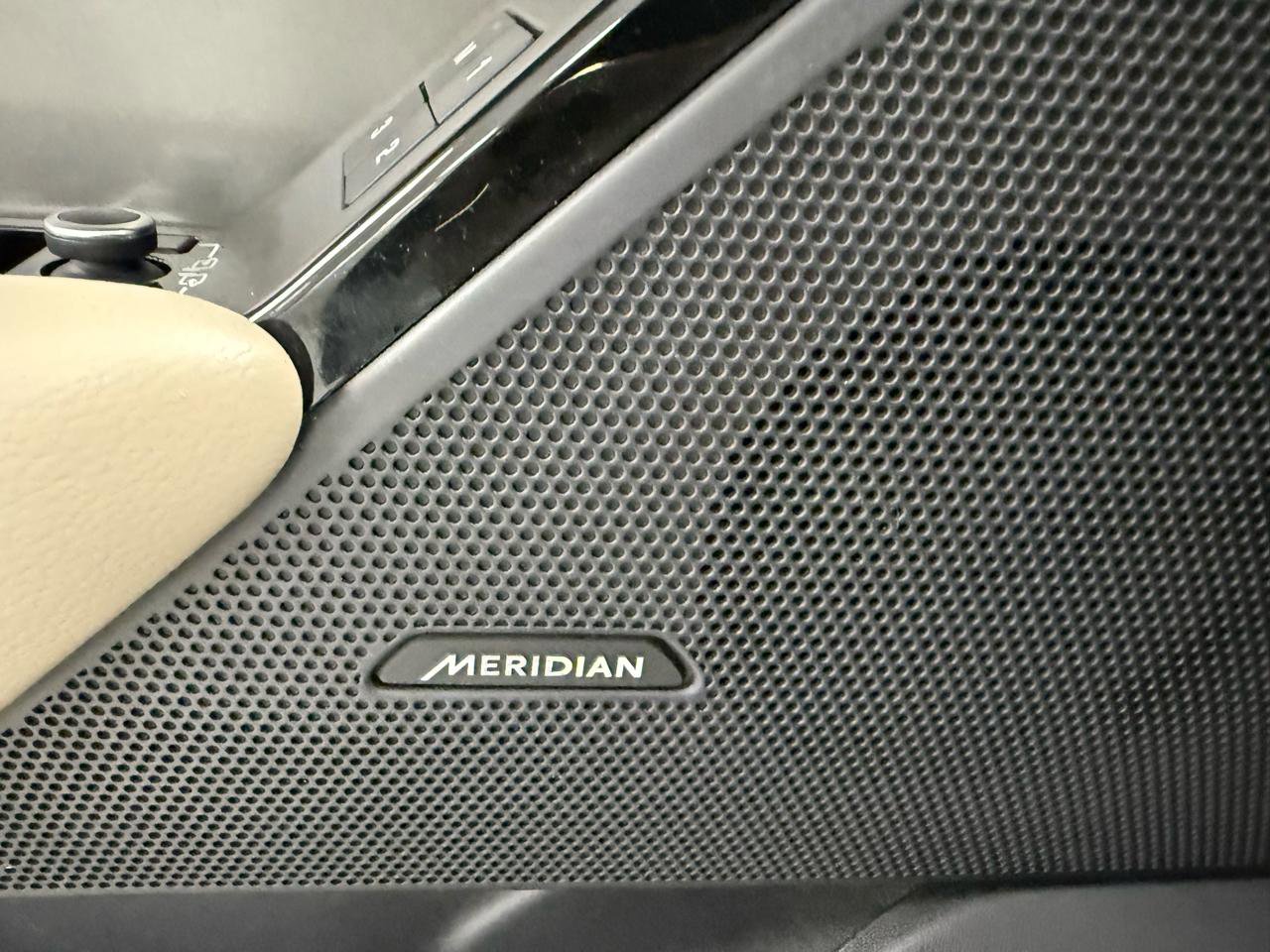 Used 2019 Land Rover Range Rover Velar S image 25